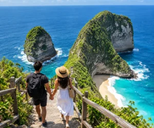 Couple exploring Kelingking Beach cliffs on Nusa Penida, Bali
